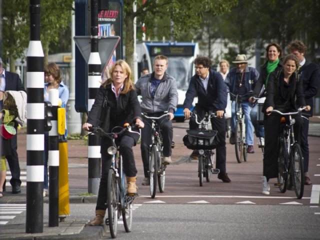 01 Afternoon traffic in Amsterdam (Photo credit- Copenhagenize Design Co)