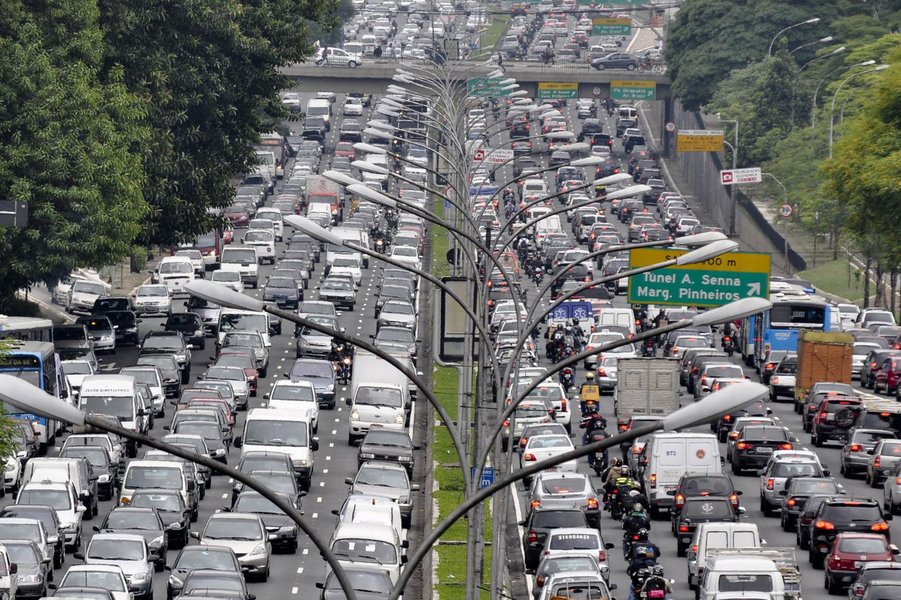 Traffic picture. Пробки в Мехико. 27 Полосная дорога в Индии. Огромный город в пробках. Мегаполис пробки.