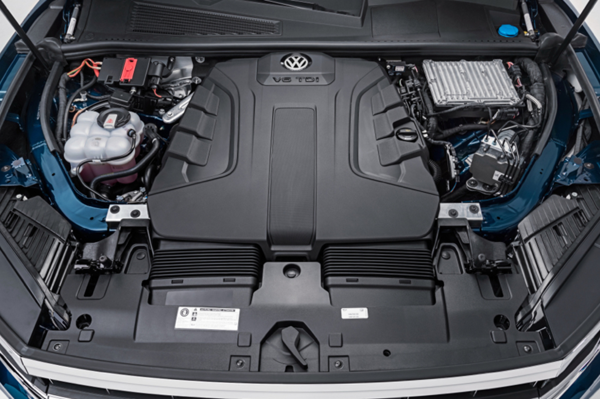 Volkswagen touareg 3 дизель. Двигатель Фольксваген Туарег 3. Моторный отсек Туарег 3.0 дизель. Моторный отсек Фольксваген Туарег. Туарег 3 под капотом.