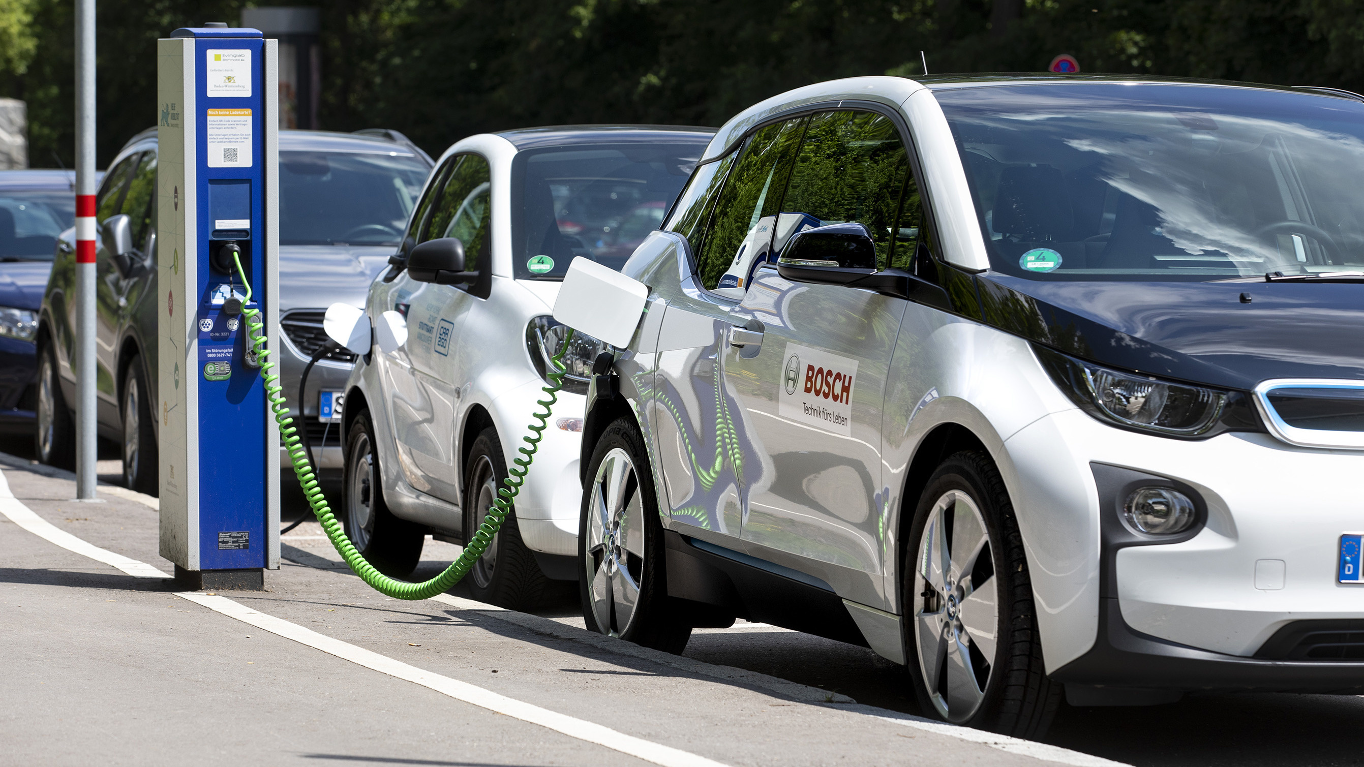 Electric car. Электромобили. Электромобиль в России. Электромобиль на дороге. Экологичные автомобили.