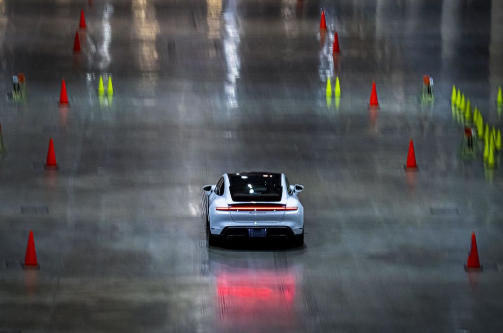 Porsche Taycan встановив рекорд швидкості та потрапив до книги рекордів Гіннеса