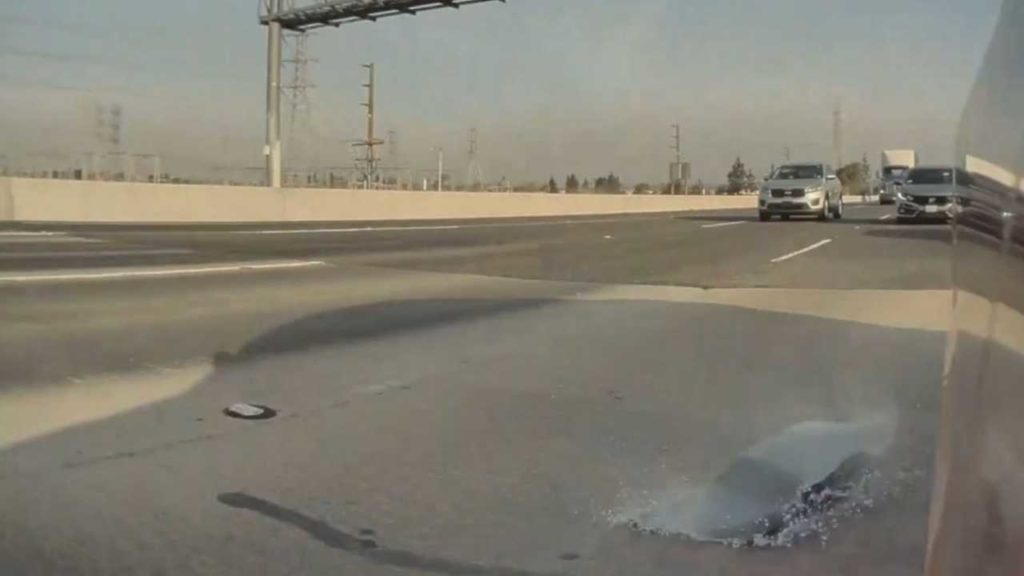 Електромобіль Tesla Model 3 загубив заднє скло прямо під час руху (відео)