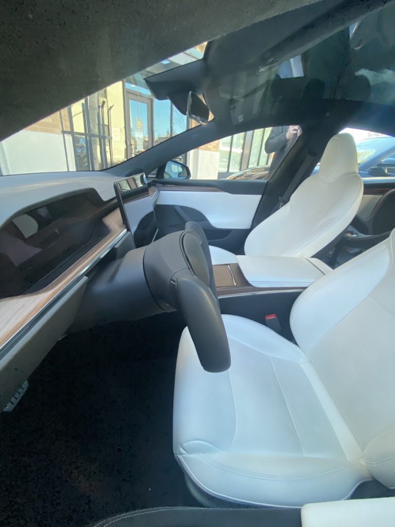 Tesla Model S зі штурвалом замість керма: шпигунські фото