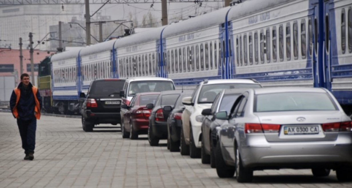 Водіям електромобілів сподобається: Укрзалізниця повернула вагон-автомобілевоз на 5 напрямків