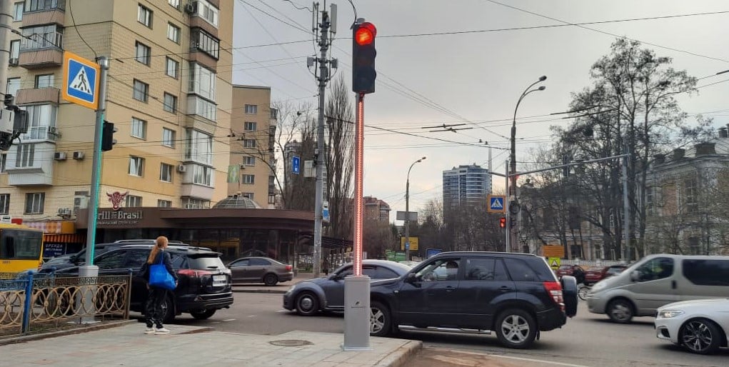 Привертають увагу: у Києві встановили нові світлофори зі світлодіодним підсвічуванням