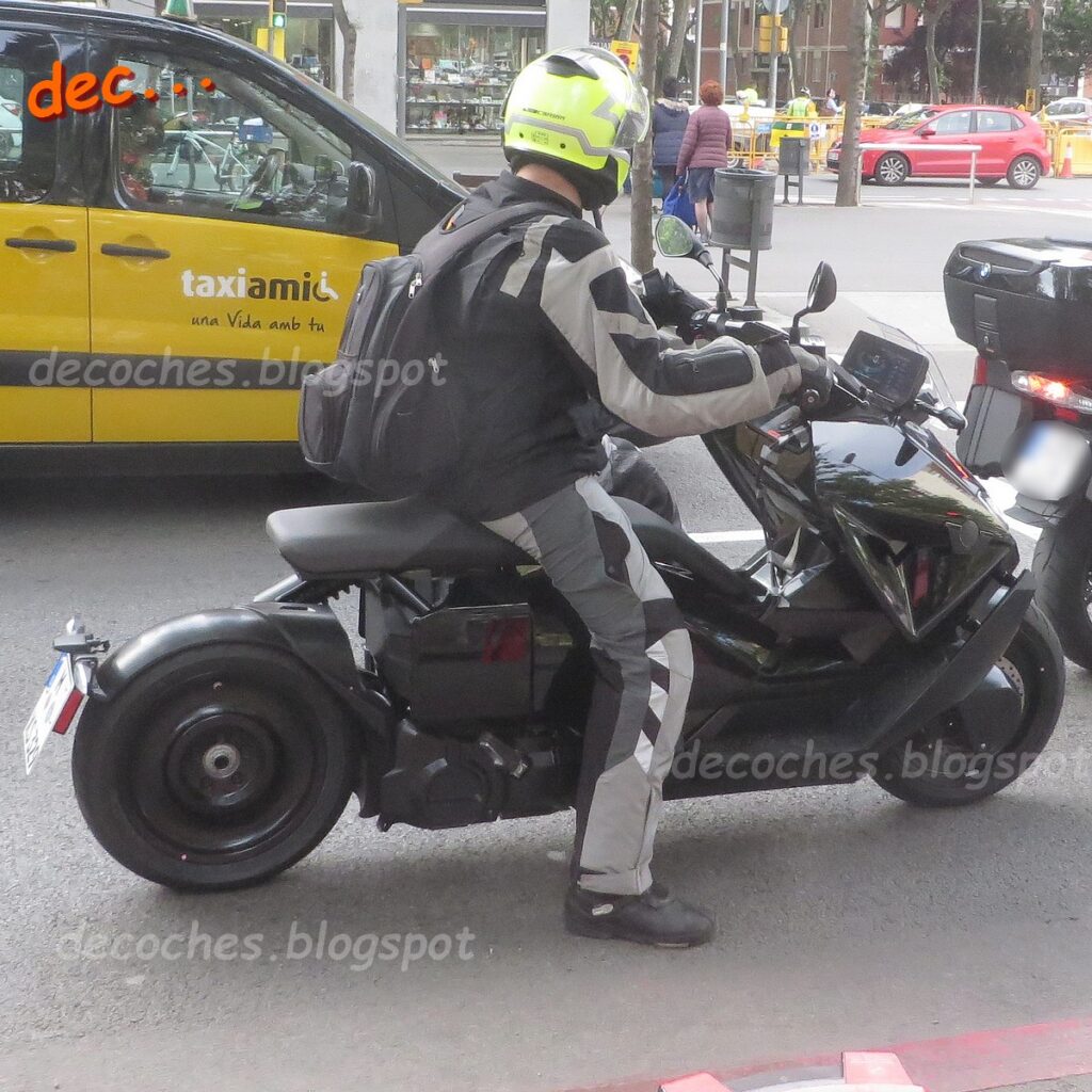 Футуристичний кіберпанк: електричний мотоцикл BMW Definition CE 04 проходить дорожні тести