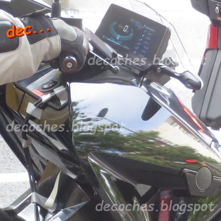 Футуристичний кіберпанк: електричний мотоцикл BMW Definition CE 04 проходить дорожні тести