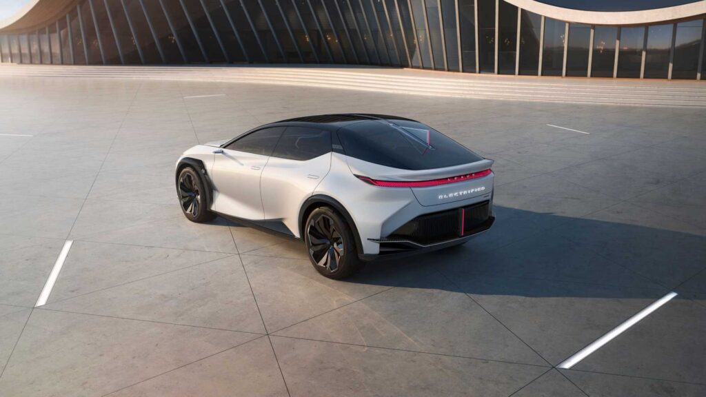 Lexus анонсували випуск першого плагін-гібрида до кінця року: у 2022 вийде електромобіль