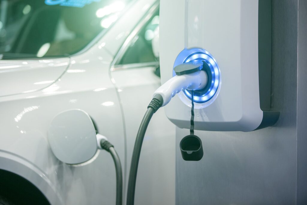Ціна, час зарядки та запас ходу: експерти назвали ключові фактори, які прискорять перехід на електромобілі