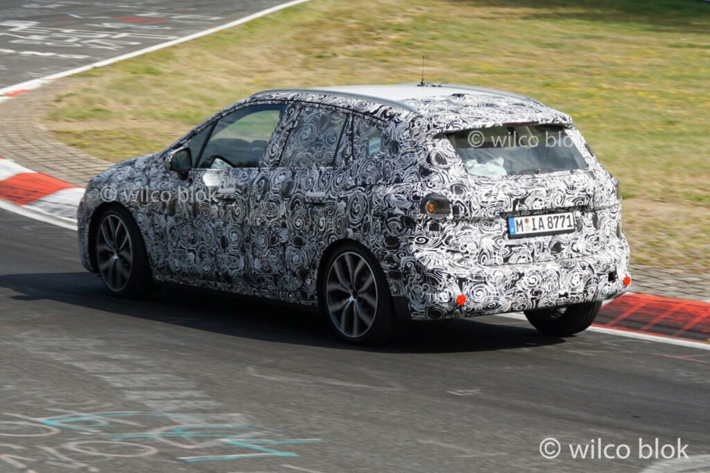 Шпигуни спіймали новий 270-сильний мінівен BMW 2 Series Active у камуфляжі: опубліковані фото