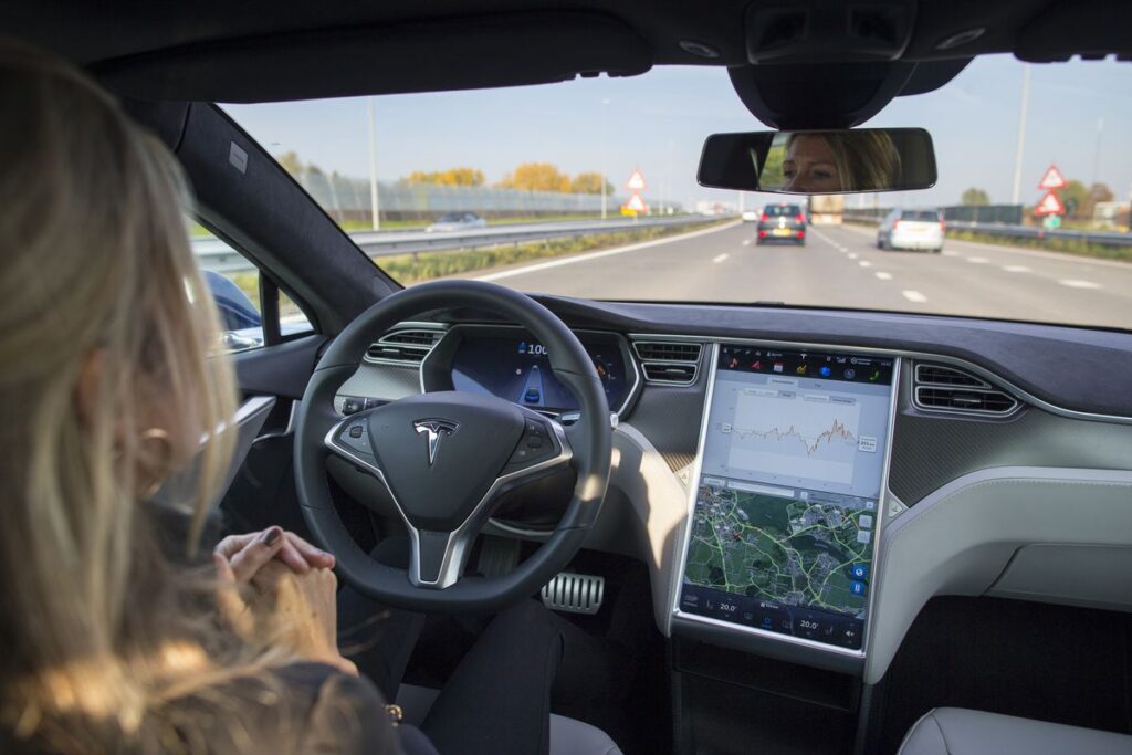 Автопілот Tesla перевірять через серію ДТП: можливе відкликання електромобілів
