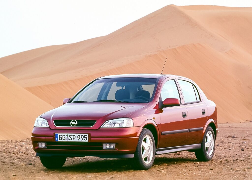 Opel Astra відзначає 30 років: як змінилася модель за 5 поколінь