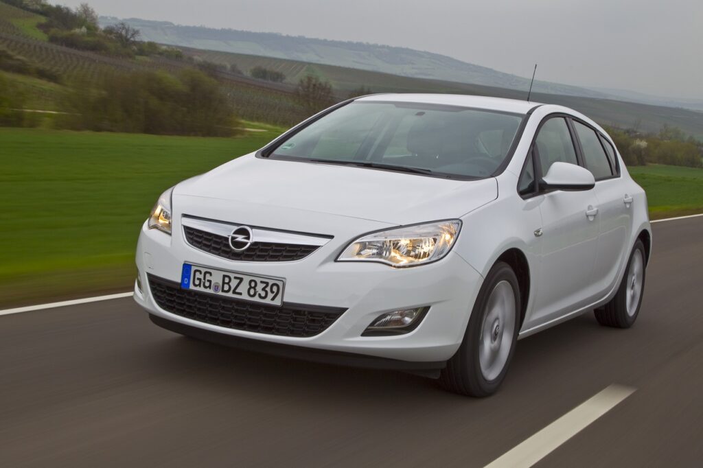 Opel Astra відзначає 30 років: як змінилася модель за 5 поколінь
