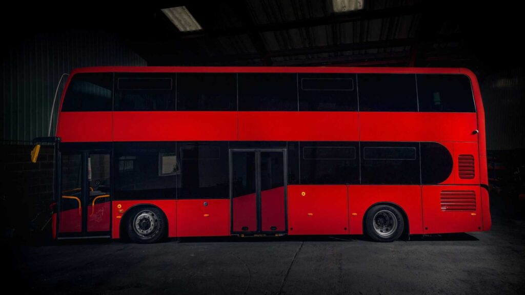 Легендарний лондонський автобус даблдекер перевели на електротягу: фото