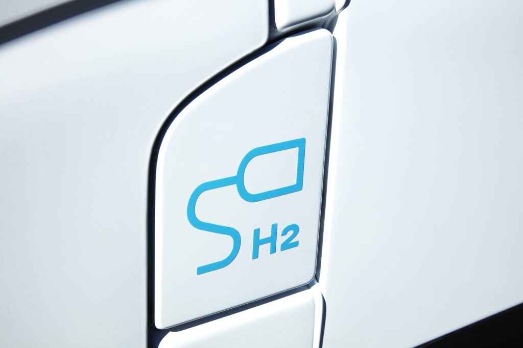 HYVIA представили перший прототип водневого фургона Renault Master Van H2-TECH та заправну станцію для нього