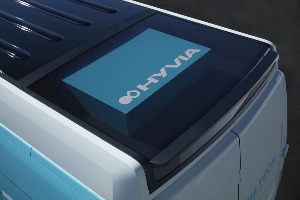 HYVIA представили перший прототип водневого фургона Renault Master Van H2-TECH та заправну станцію для нього