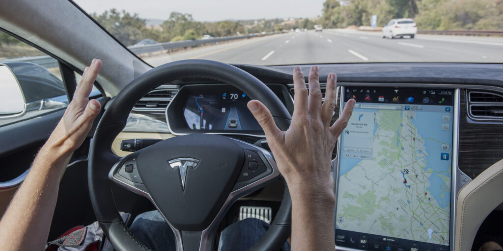 Оновлення автопілота Tesla спричинило проблеми: від компанії вимагають відкликати електромобілі