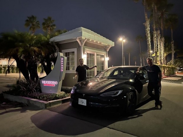 "Гарматне ядро": електромобіль Tesla Model S забрав титул рекордсмена у Porsche Taycan (відео)