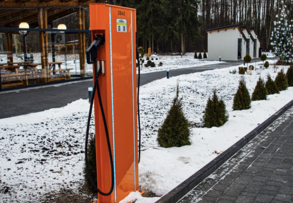 Подорож на електромобілі на Волинь більше не проблема: на нових придорожніх «Лісовичках» встановили зарядні станції різних типів