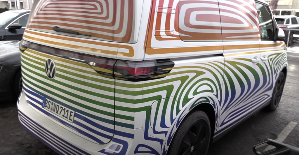 Відео дня: електромобіль Volkswagen ID. Buzz у камуфляжі помітили на станції зарядки в Норвегії