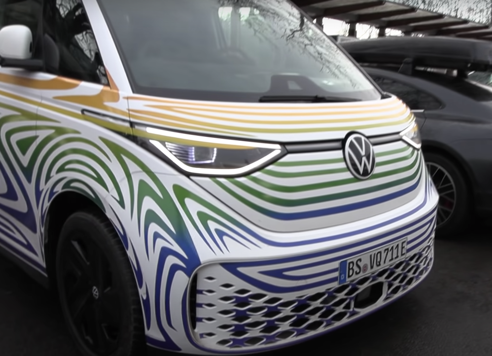Відео дня: електромобіль Volkswagen ID. Buzz у камуфляжі помітили на станції зарядки в Норвегії