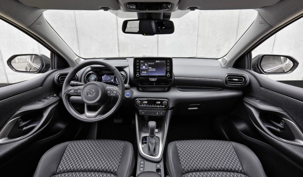 Toyota Yaris дорогою до Європи перетворився на гібридну Mazda 2: що потрібно знати про новий хетчбек