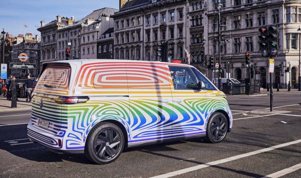 Електромобіль Volkswagen ID. Buzz поганяв вулицями поблизу Лондона ще до запуску в серію: як це було