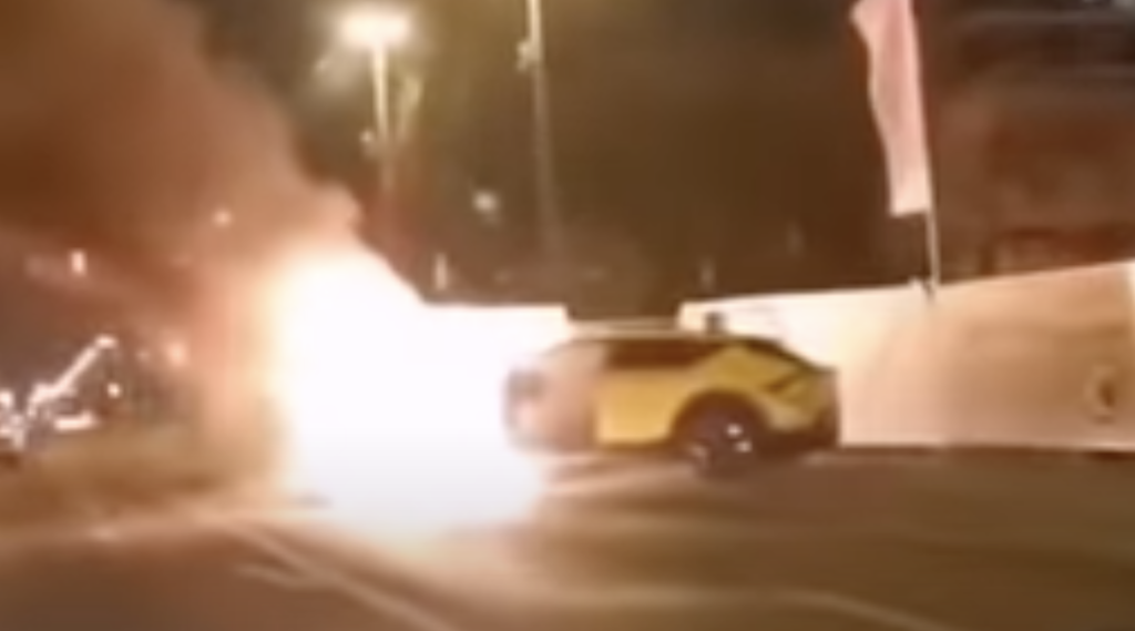 Електрокросовер Kia EV6 спалахнув в одну мить після зіткнення з бетонним відбійником: відео з місця аварії