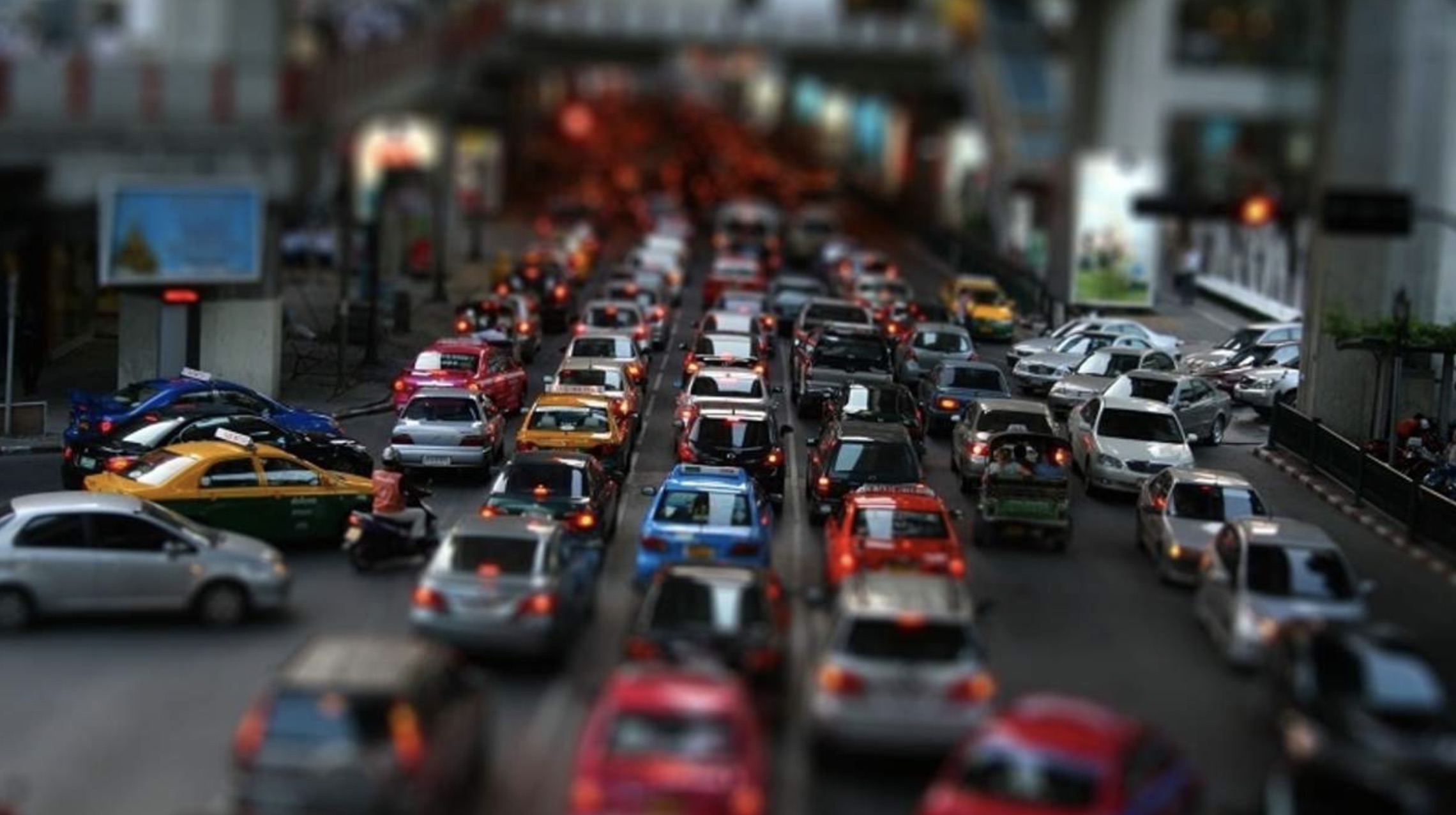 Ban cars from city. Тилт шифт (Tilt Shift) объектив. Машины в городе. Машина на дороге. Много машин в городе.