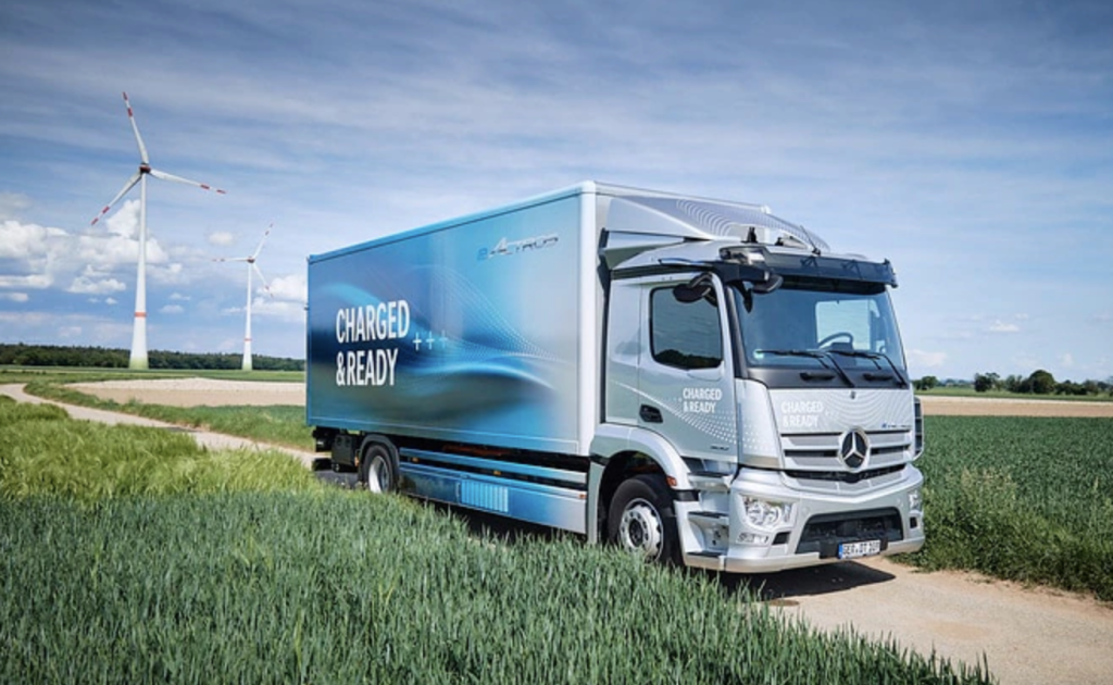 500 км без підзарядки: Daimler Truck презентували прототип далекобійної електричної вантажівки eActros LongHaul
