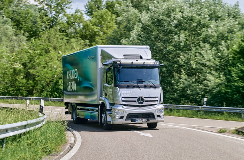 500 км без підзарядки: Daimler Truck презентували прототип далекобійної електричної вантажівки eActros LongHaul