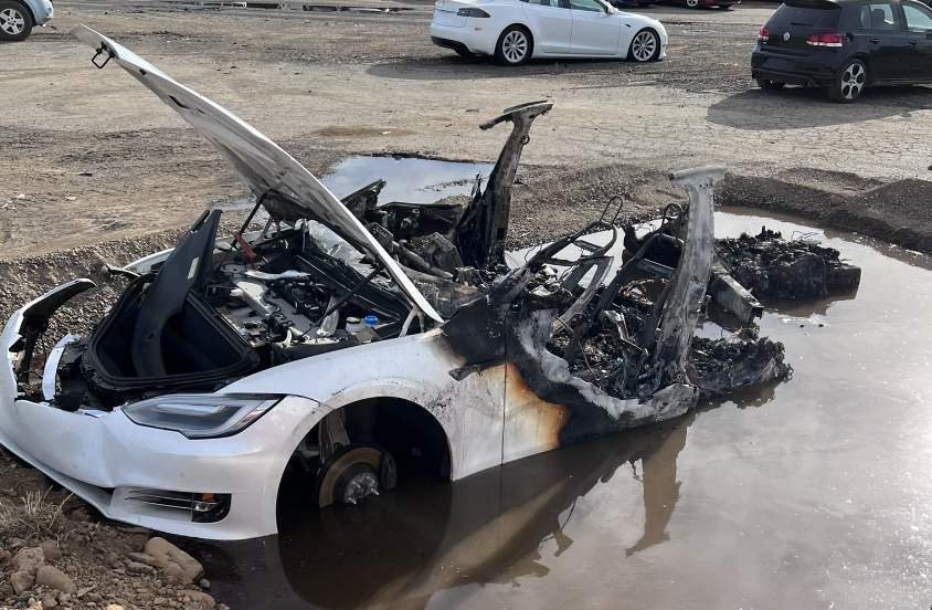 Електромобіль Tesla Model S раптом спалахнув після тривалої стоянки на штрафмайданчику