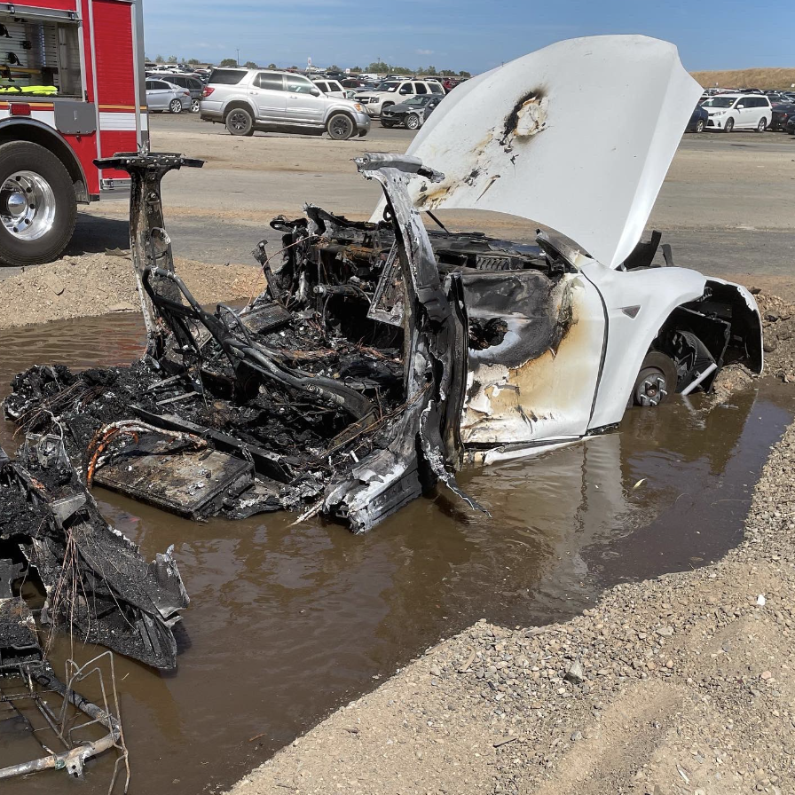 Електромобіль Tesla Model S раптом спалахнув після тривалої стоянки на штрафмайданчику
