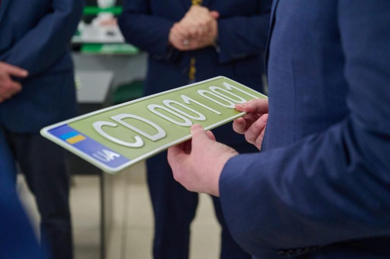 Нові дипломатичні номерні знаки оливкового кольору в Україні 2026 року