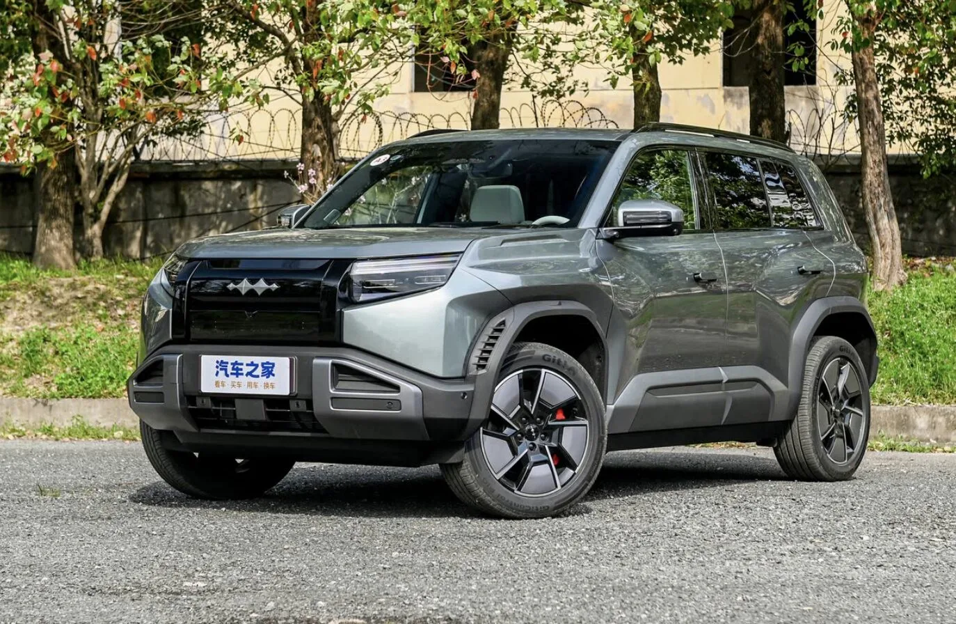 Електромобілі у лідерах: які авто українці везли з Китаю з початку року