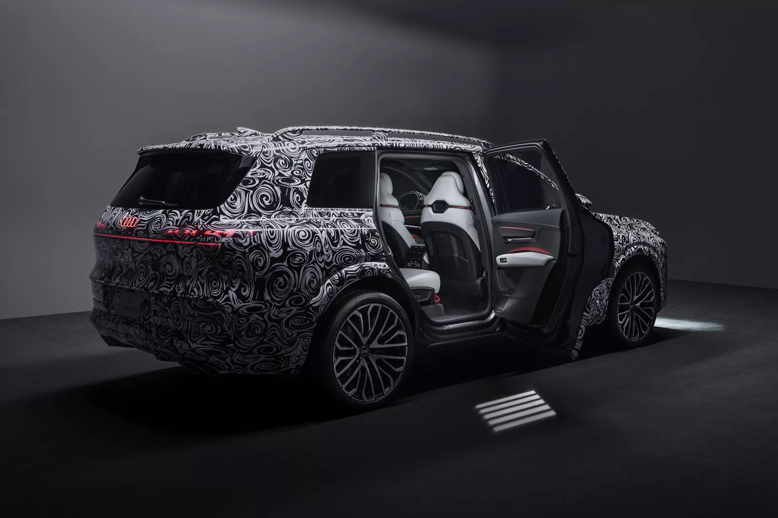 Флагманський кросовер Audi Q9 показав розкішний інтер’єр