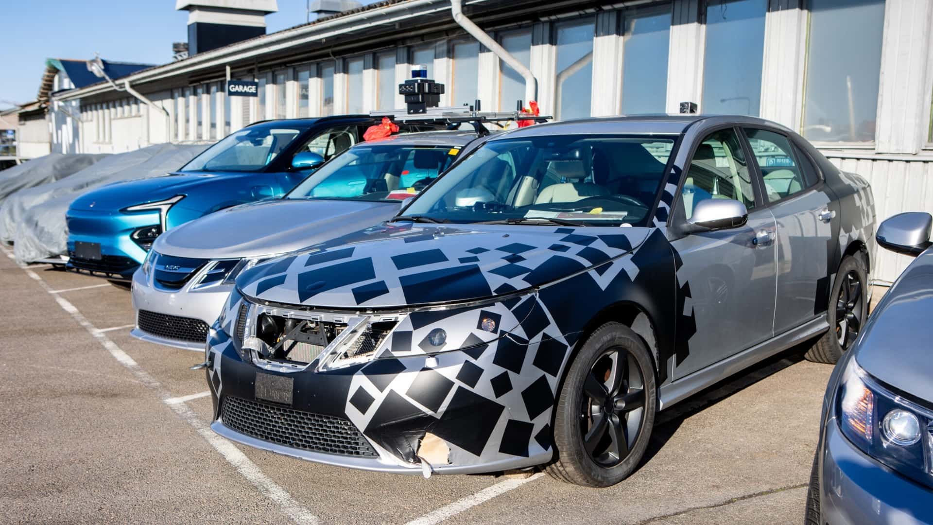 Saab виставив на аукціон свої останні авто, серед них – електромобіль та машина з автопілотом