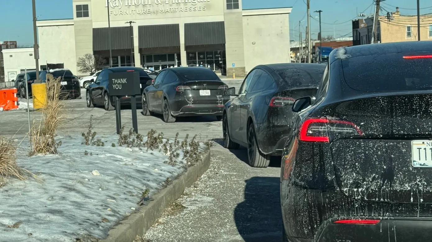 Після скандалів та бійок: Tesla запускає віртуальні черги на зарядках Supercharger