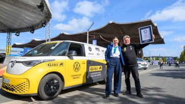 Рекордний електричний мінівен Volkswagen ID. Buzz на стенді виставки IAA Transportation після навколосвітнього туру