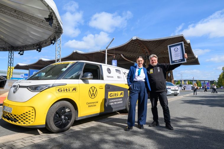 Рекордний електричний мінівен Volkswagen ID. Buzz на стенді виставки IAA Transportation після навколосвітнього туру