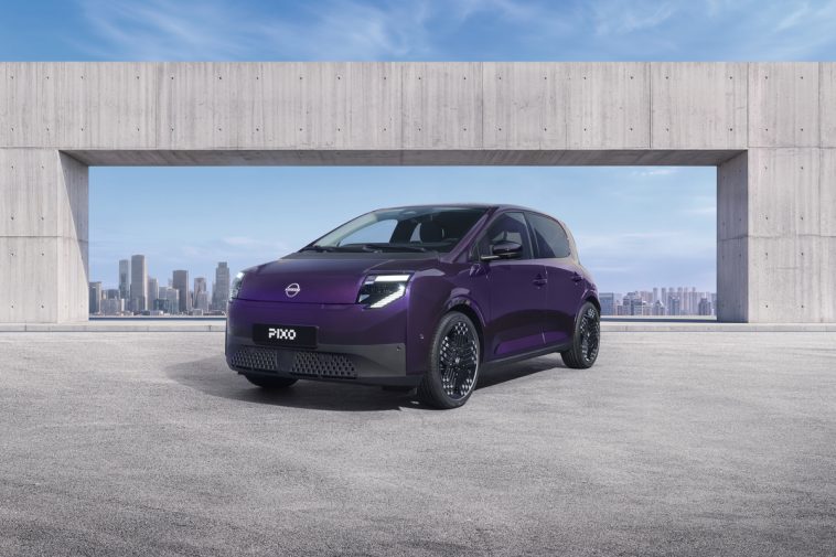 Компактний міський електромобіль Nissan PIXO фіолетового кольору Wonder Purple із піксельною LED-оптикою на міській вулиці